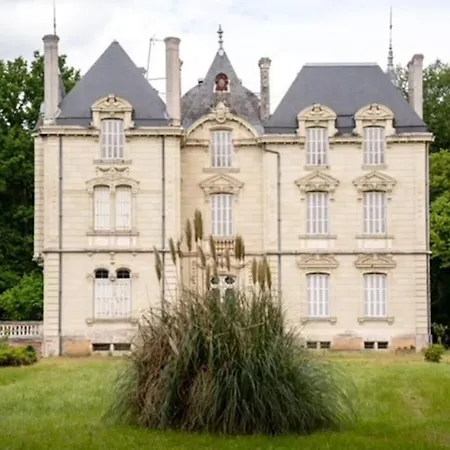아파트 Large On Chateau Grounds Near Saumur And Angers Longué